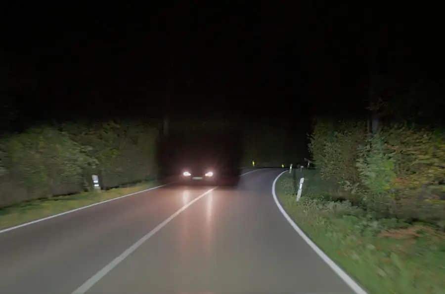 Come funzionano i fari a matrice LED (si nota la vettura di fronte che viene oscurata spegnendo alcuni moduli)