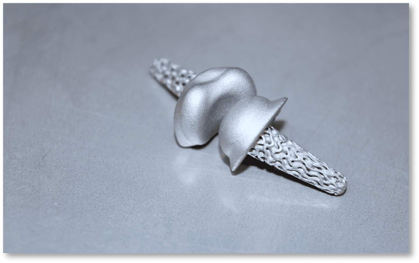 Gli impianti FingerKIt sono prodotti utilizzando speciali processi di stampa 3D che consentono un alto livello di dettaglio e diverse qualità superficiali - Credits: Fraunhofer IAPT