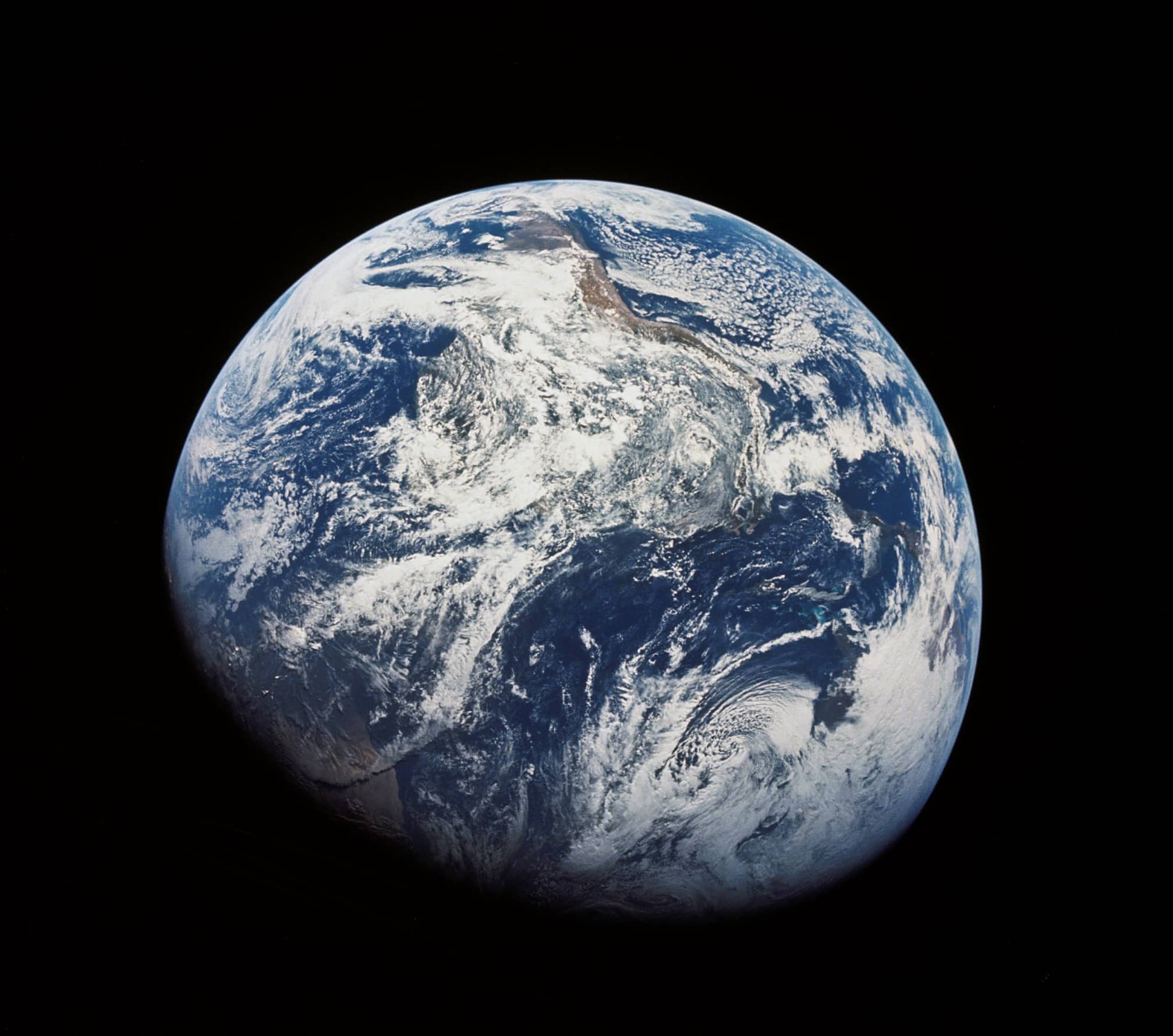 La prima immagine della Terra nella sua interezza presa da oltre l'atmosfera, da una distanza di circa 30 000 km, probabilmente da William Anders. Il Sud è in alto e l'America meridionale al centro. Fonte descrizione: Wikipedia - Apollo 8 (immagine di pub