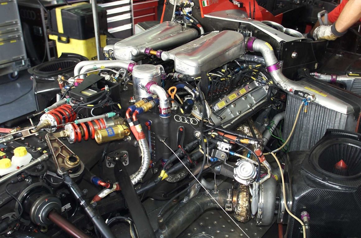 Il motore V8 dell'Audi R8, anno 2001, lo stesso di cui è equipaggiata la Bentley Speed 8. Credit: audi-mediacenter.com