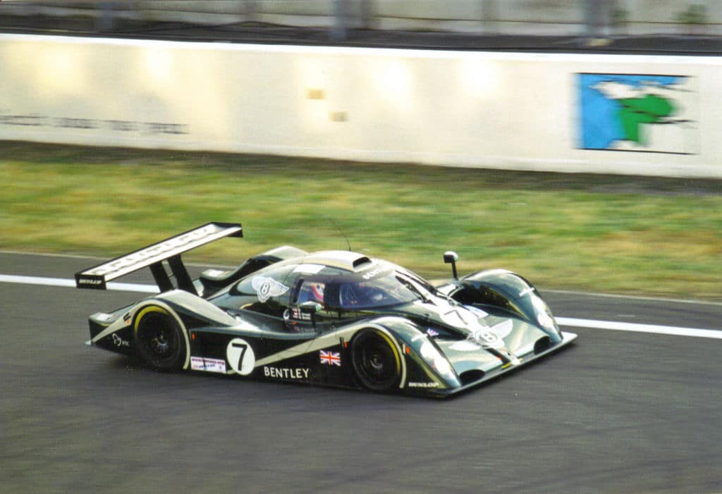 La Bentley Speed EXP 8 con i sostegni centrali per l'ala posteriore. Credit: it.wikipedia.org