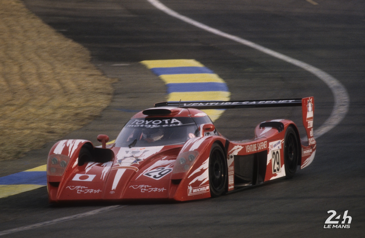 Immagine della Toyota GT-One. Da notare gli accorgimenti aerodinamici. Credit: 24h-lemans.com
