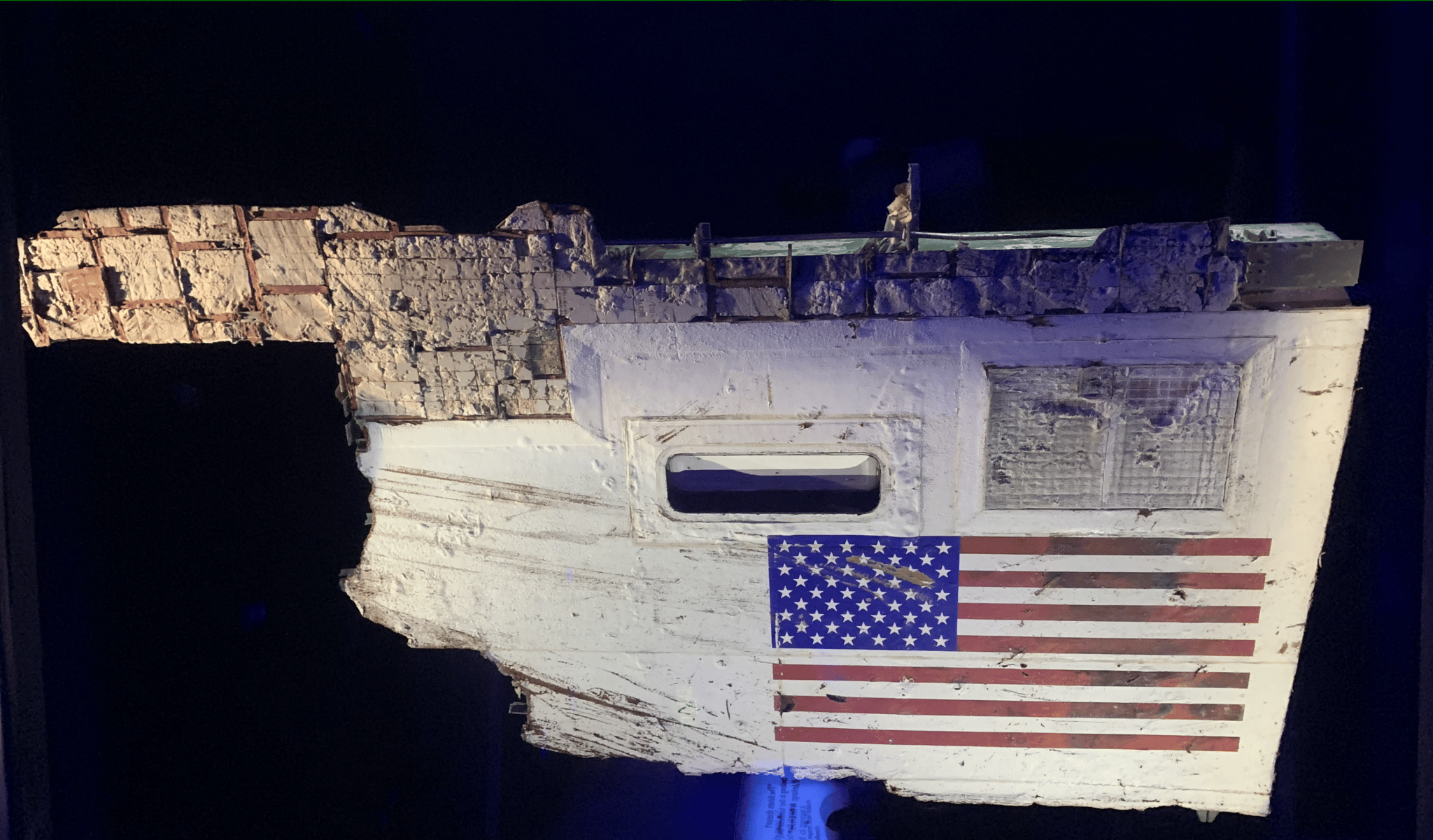 Frammento del veicolo spaziale, lo Space Shuttle Challenger, al Kennedy Space Center. Poche settimane fa è stato ritrovato un altro frammento nelle acque dell'Oceano Atlantico. Credits: Heidi Garcia – Close-up Engineering