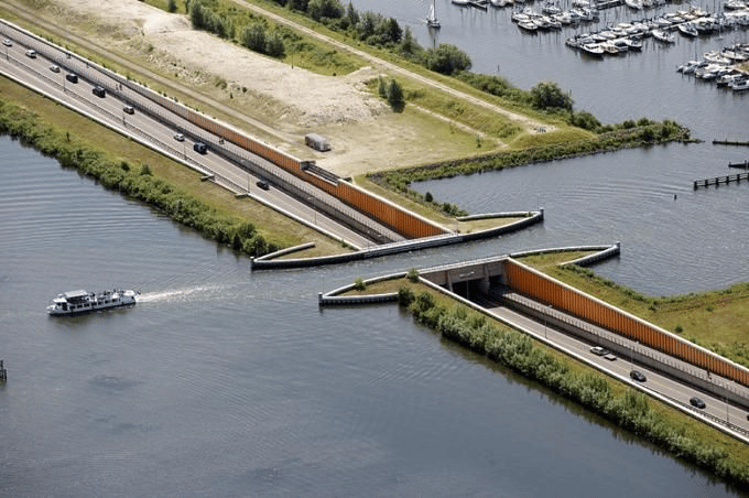 Ponte dell’acquedotto Veluwemeer in Olanda. Credits: Pinterest
