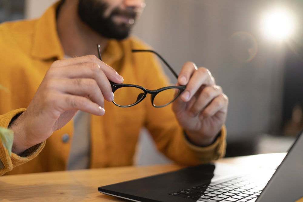 Qual è la posizione da tenere quando si è di fronte al monitor?