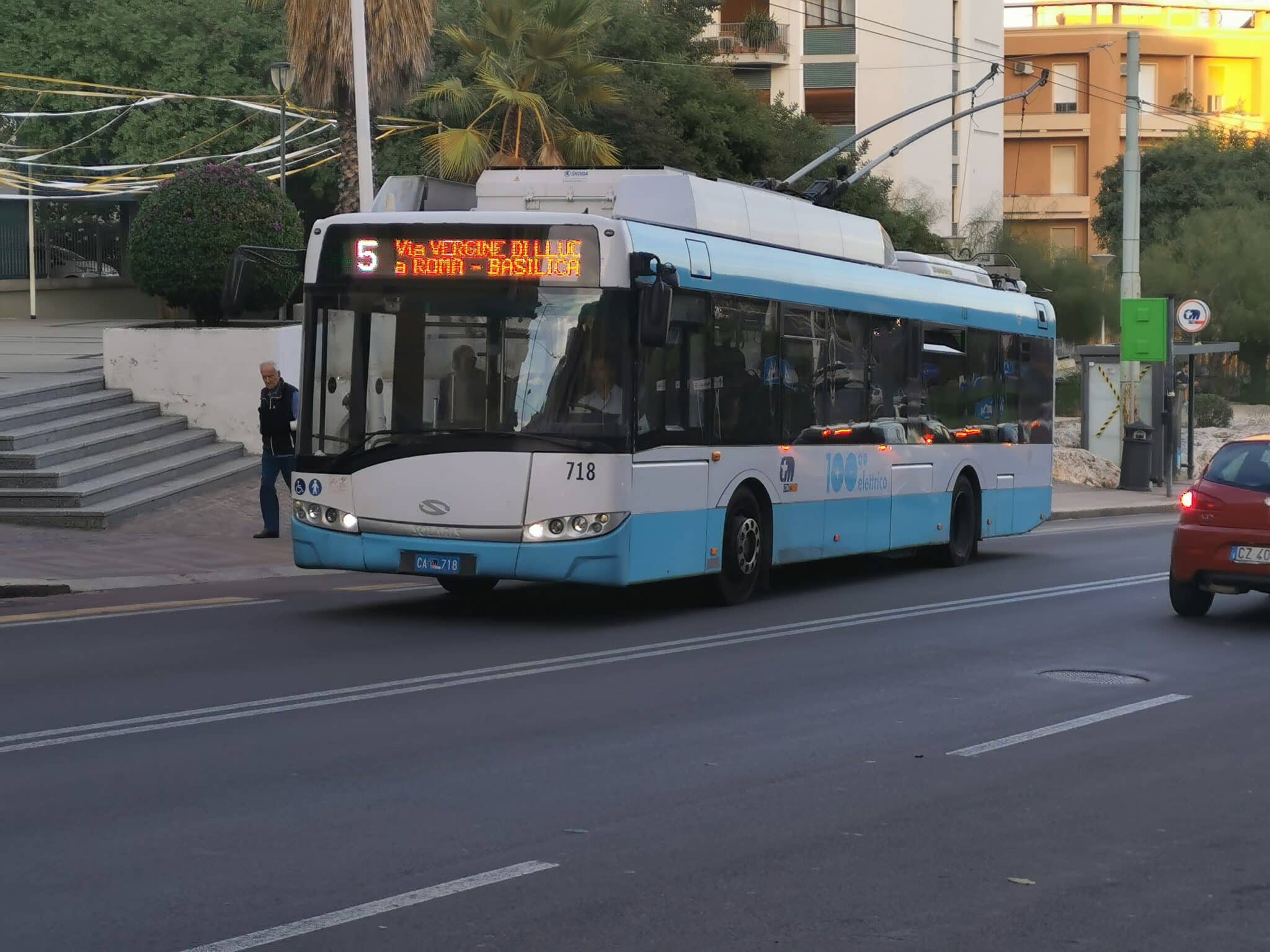 Un moderno filobus full-electric Solaris Trollino 12 della compagnia cagliaritana CTM
