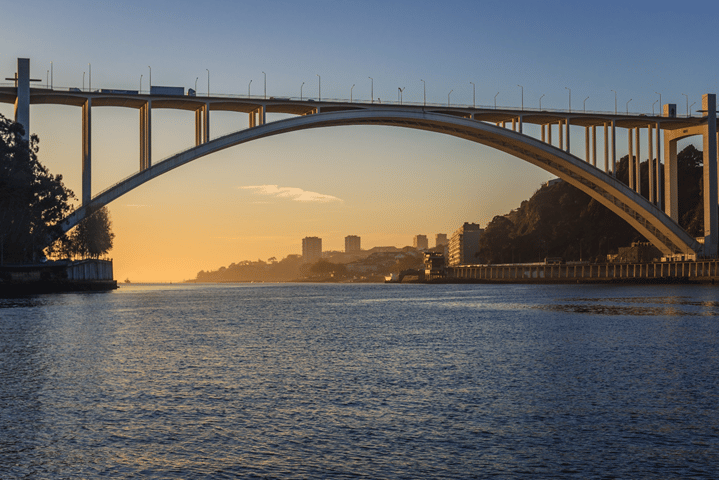 Ponte de Arrábida. Credits: Depositphotos