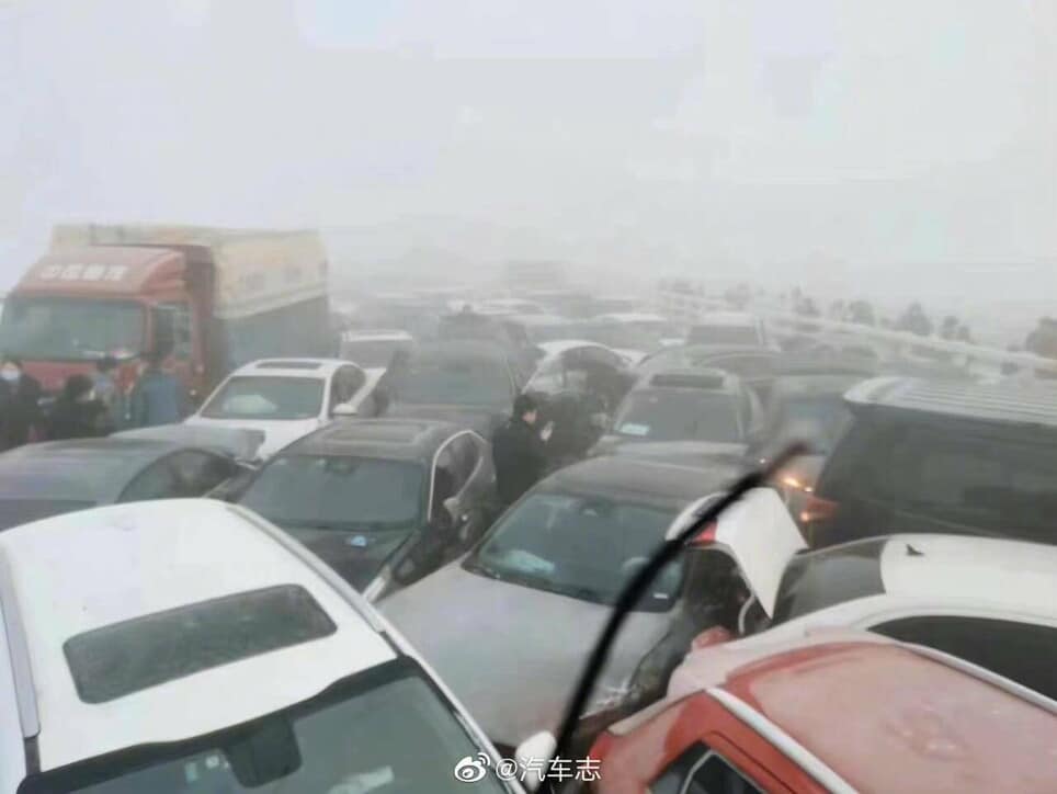C'è stato un maxi tamponamento in Cina a causa della nebbia