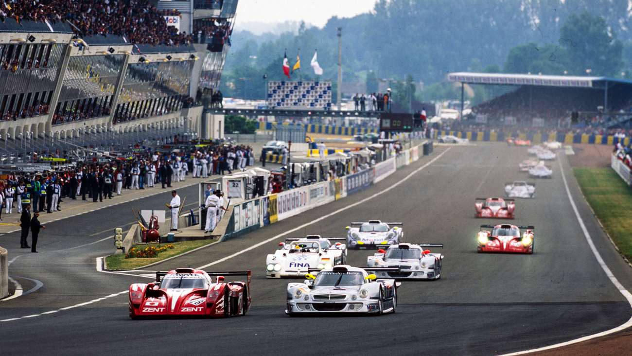 Le prime fasi della 24 Ore di Le Mans 1998. Notare una Toyota GT-One in battaglia con una Mercedes. Credit: goodwood.com