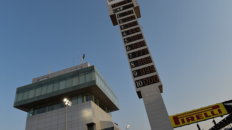 La torre all'uscita dei box. Credit: pirelli.com