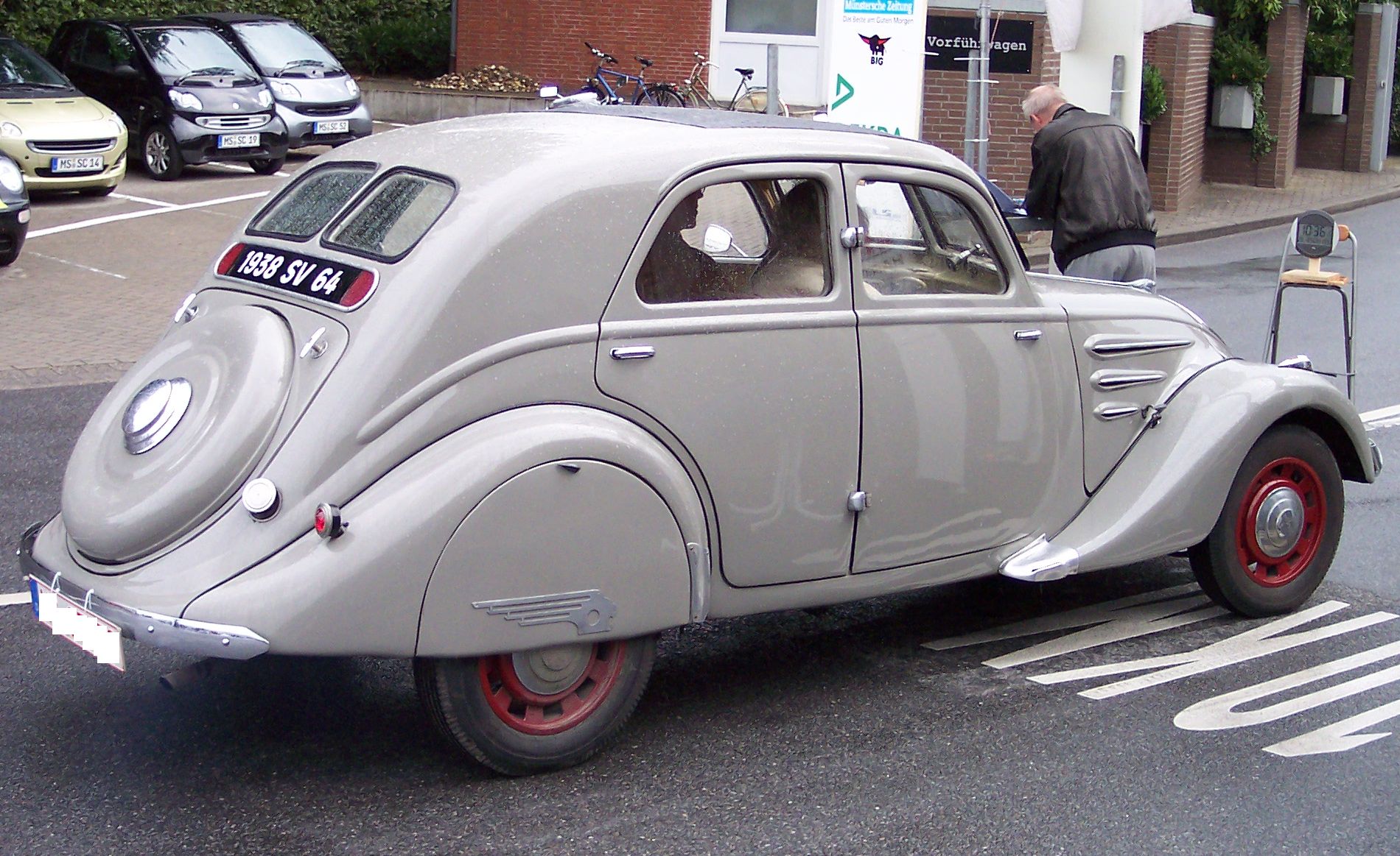 Peugeot 402 - Credits: Wikipedia