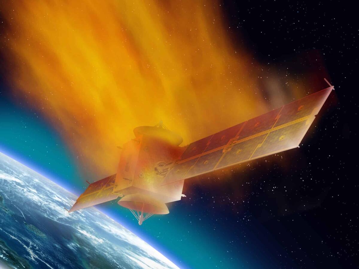 "Satellite in caduta libera sulla Terra": niente allarmismi, ecco perché - Satellite hurtling through space burning up as it enters the atmosphere