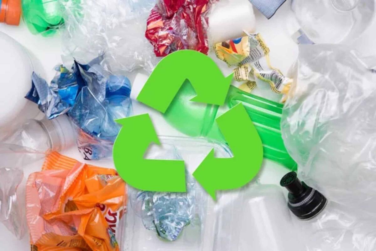 Riciclaggio enzimatico, innovazione nel settore della plastica - Depositphotos