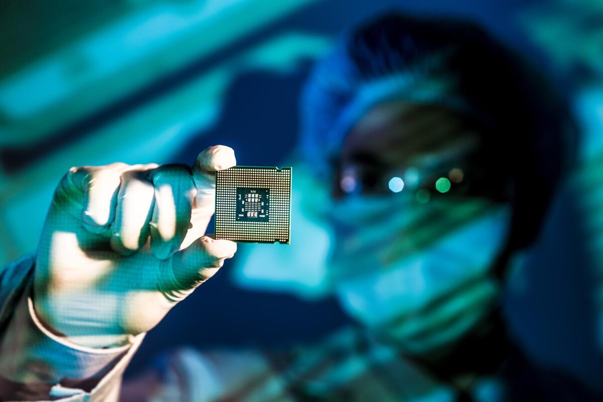 Jack Kilby: il radioamatore che miniaturizzò il XX secolo - Cropped image of an engineer holding computer microchip on the foreground