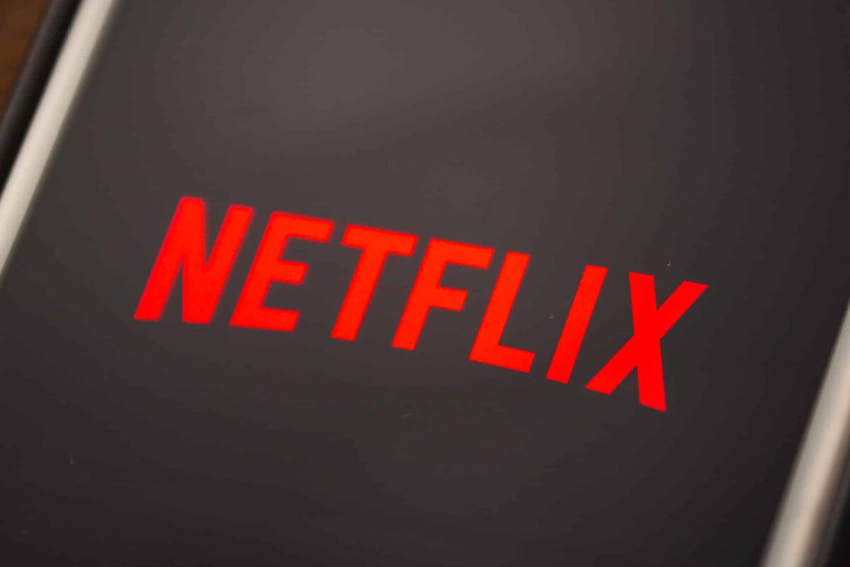 Netflix: Nuovi CEO parlano dei progetti futuri del network - LAS VEGAS, NV - August 26,2016: Vignette Selective Focus Apple iPhone 6+ close up with Netflix application showing on screen. Netflix is a streaming video app for smartphones.