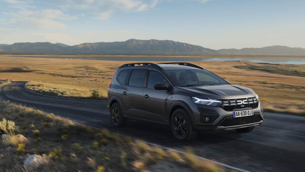 Dacia Jogger Hybrid 140 debutta sul mercato italiano - 