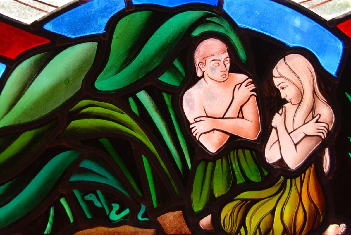 Eva mitocondriale: la teoria che ci vede tutti nipoti di un'unica nonna - Stained Glass window segment of Adam and Eve in the Garden of Eden