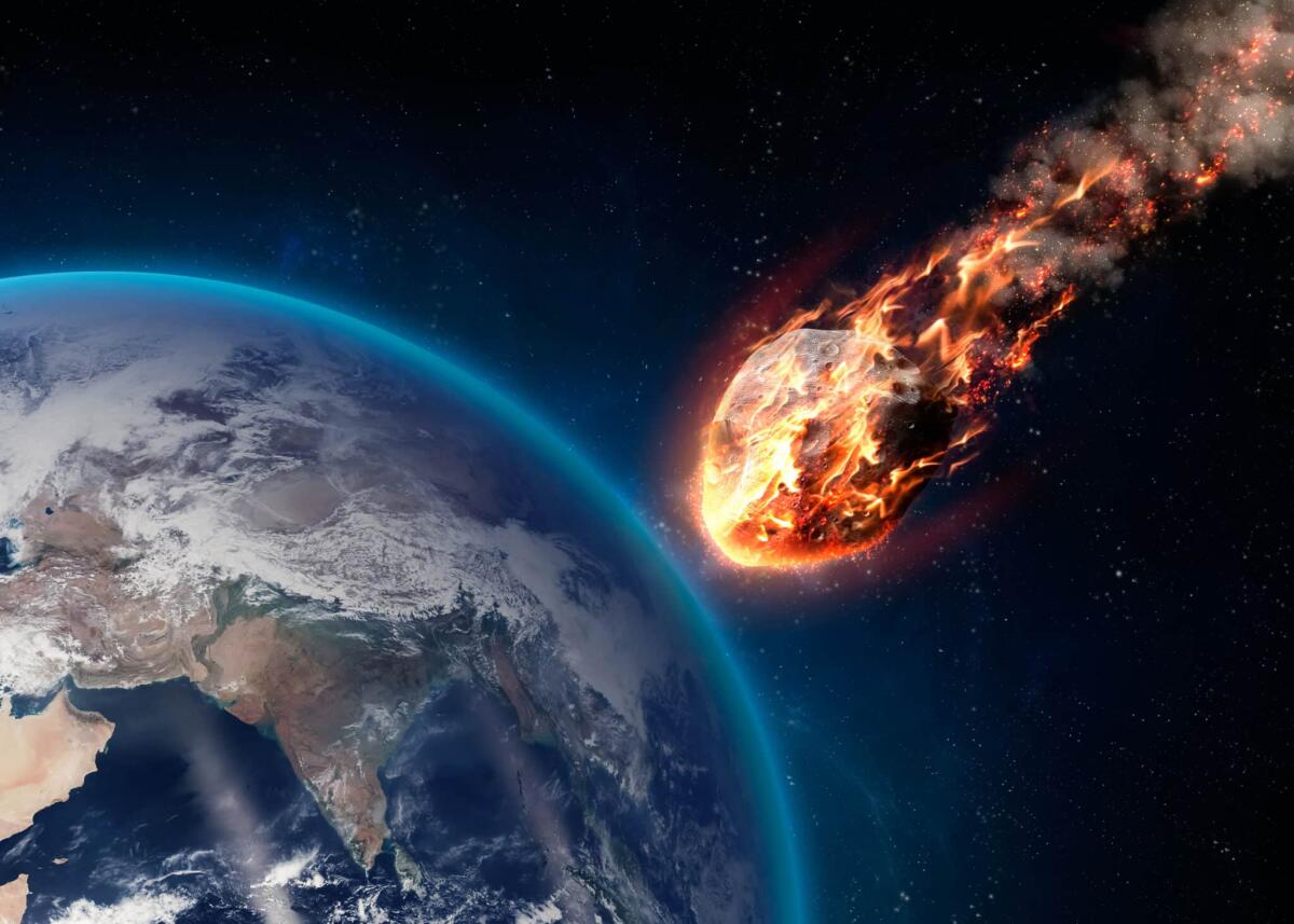 Asteroid Launcher, come simulare la caduta di un asteroide - A Meteor glowing as it enters the Earth's atmosphere. Elements of this image furnished by NASA
