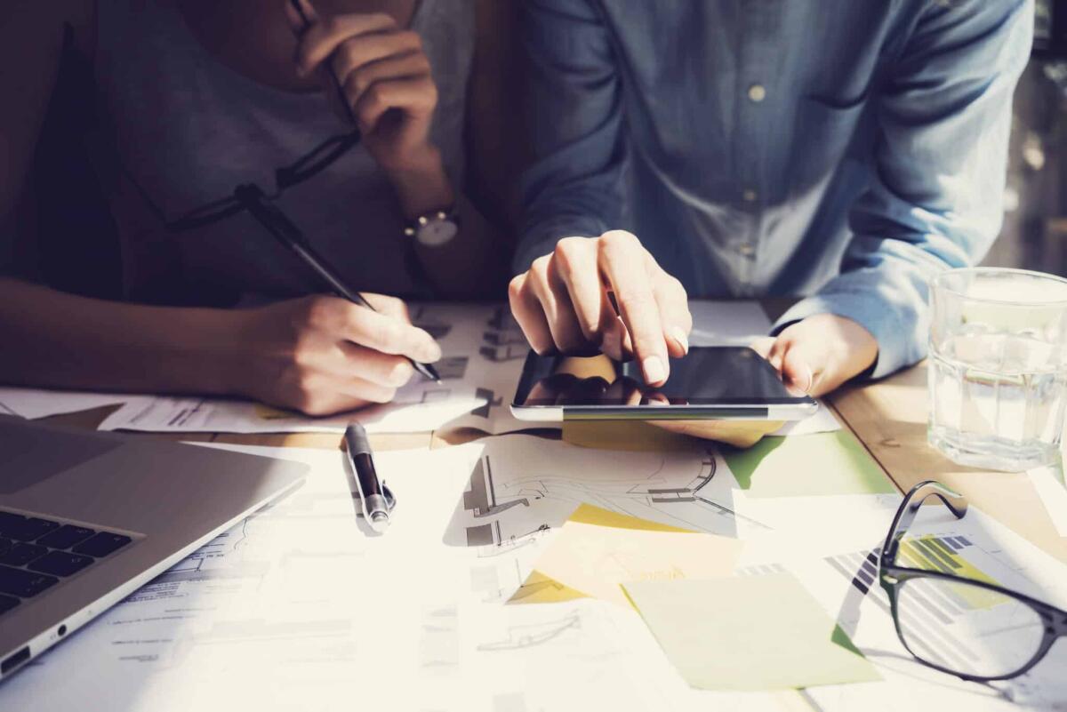 Emesso nuovo BTP a 20 anni: perché conviene e come investire - Photo Woman Hand Touching Digital Tablet Screen.Analytics Department Researching Process.Young Business Crew Working New Startup modern Studio.Analyze markets stocks.Blurred,film effect.Horizontal