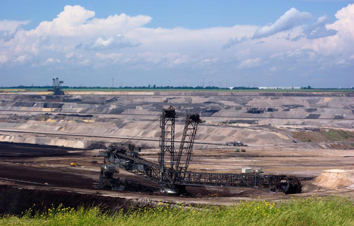 Il borgo di Lützerath è stato sgomberato per una miniera di lignite - Open strip coal mining in Rhineland, Germany