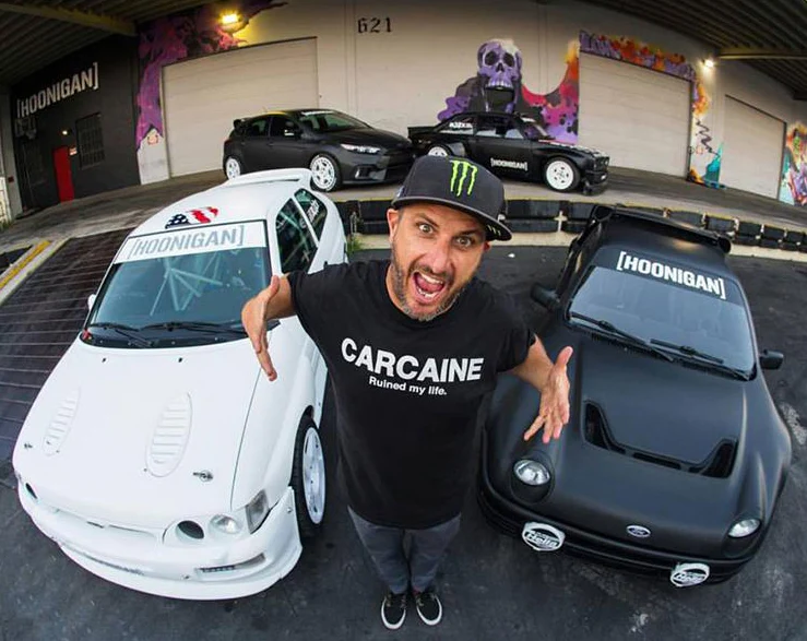 Ken Block in una foto in cui si nota il logo Hooningan sulle sue auto. Credit: hooniganracing.com