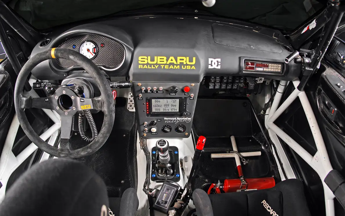 Gli interni della Subaru Impreza WRX STI, dove spicca la scritta "Subaru Rally Team USA". Credit: vtcar.com
