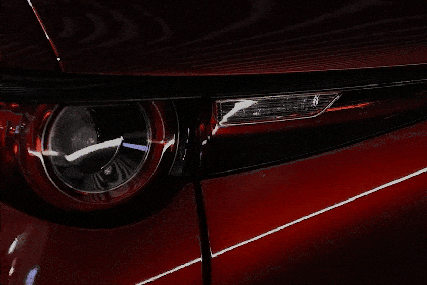 Questa gif mostra il funzionamento dei nuovi fari di Mazda già disponibili sulle auto di produzione