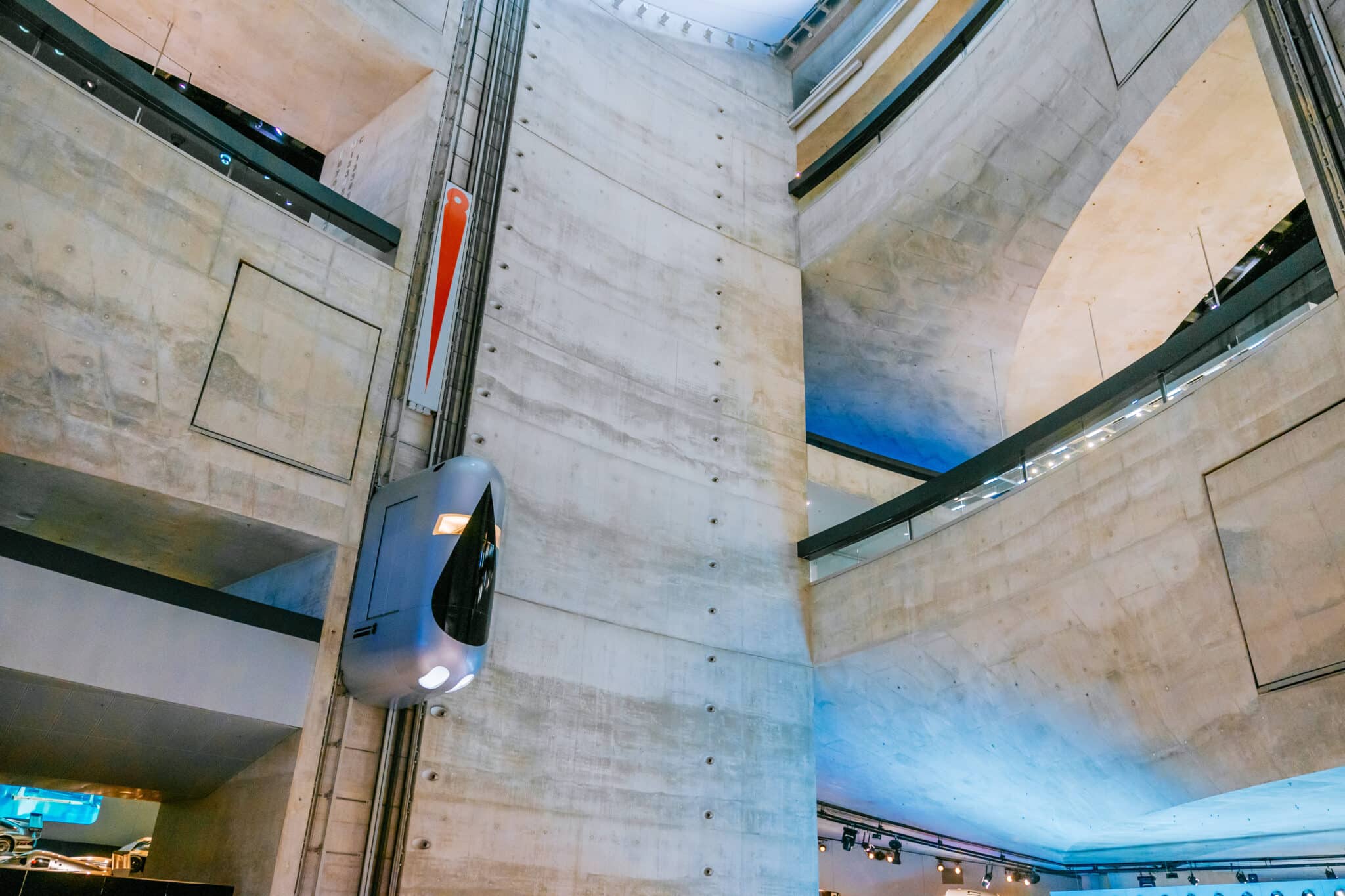 Museo Mercedes-Benz: i tre ascensori hanno percorso una distanza pari a 3 volte il diametro della Terra