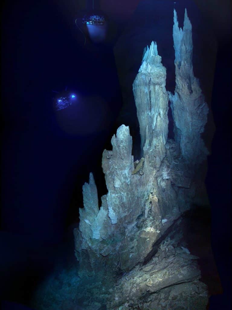Un veicolo unmanned illumina le colonne di Lost City (Fonte: D. Kelley/UW/URI-IAO/NOAA)