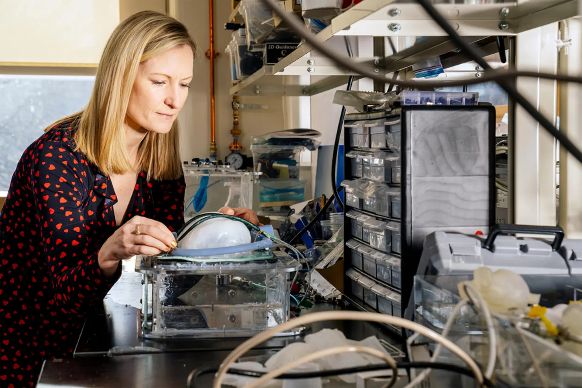 La scienziata responsabile della ricerca, Ellen Roche, che lavora con il ventilatore polmonare impiantabile - Credits: M. Scott Brauer