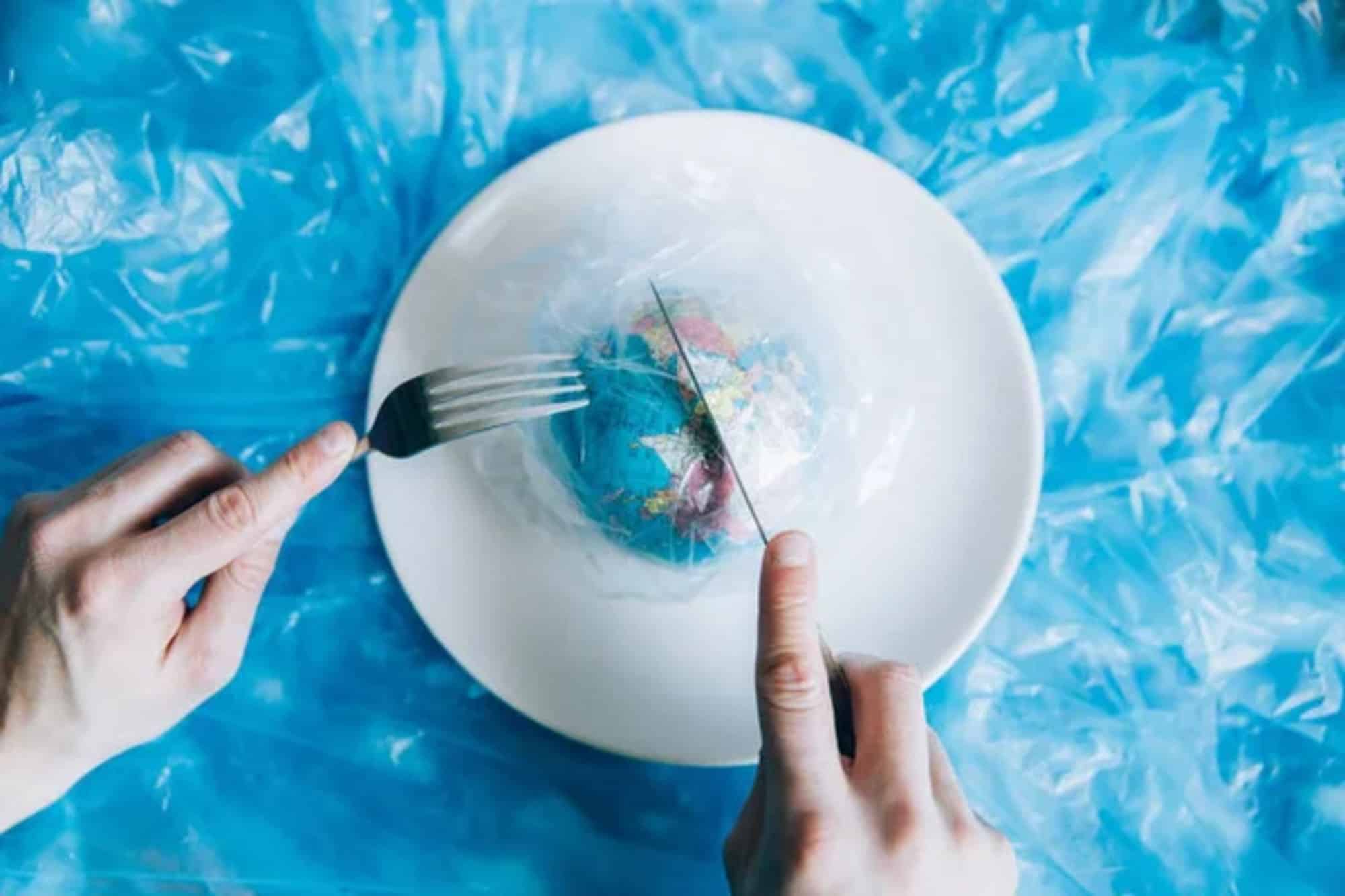 Mediterraneo, emergenza rifiuti: è un mare di plastica