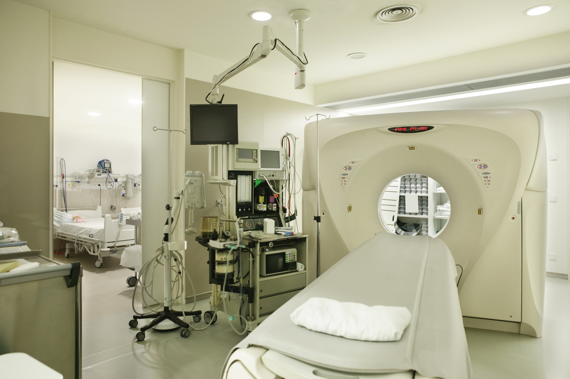 In figura una sala ospedaliera con TAC.