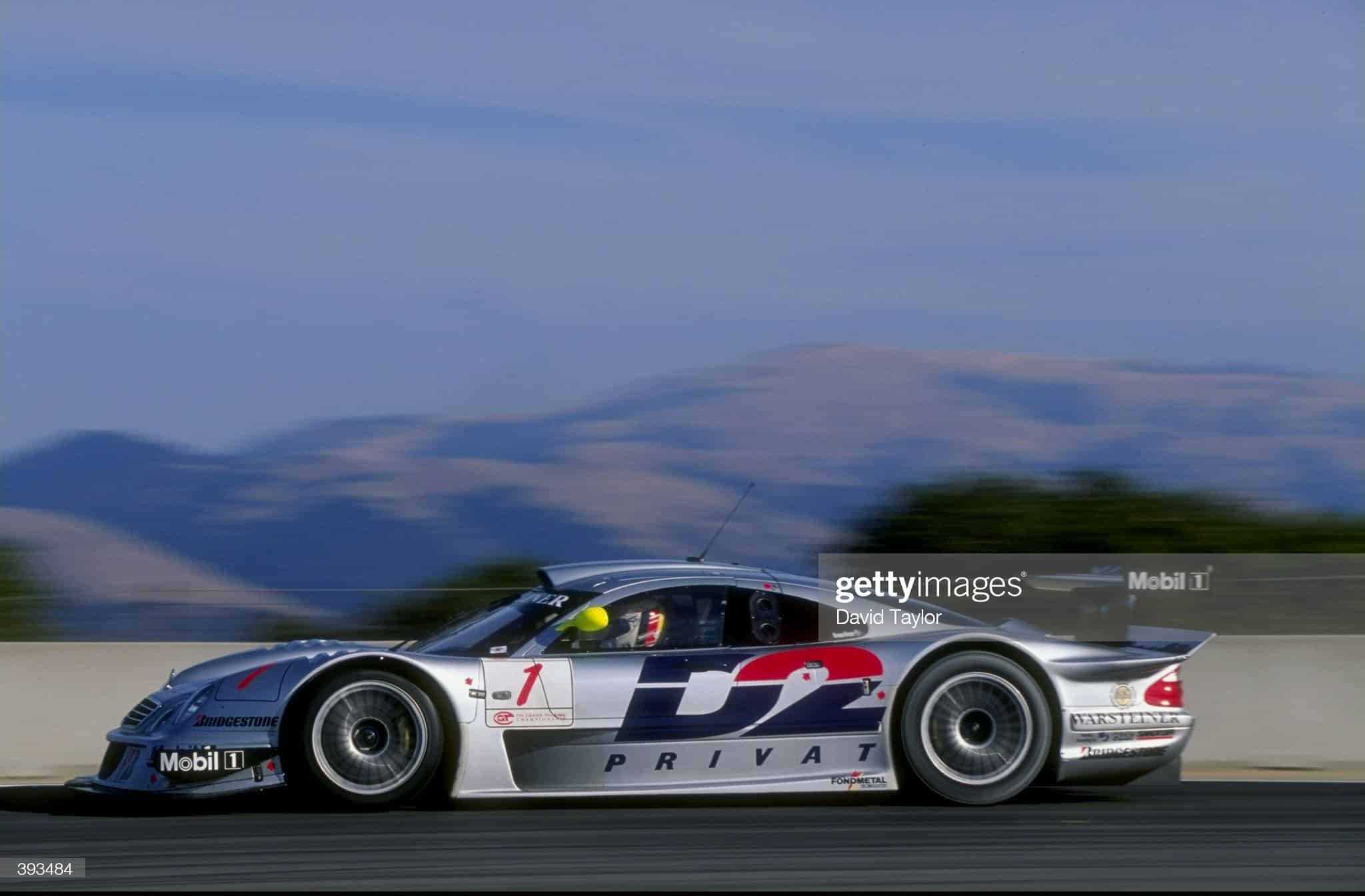 Vista laterale della Mercedes Benz CLK LM, in cui si nota lo "schiacciamento" a terra della vettura. Credit: gettyimages.it