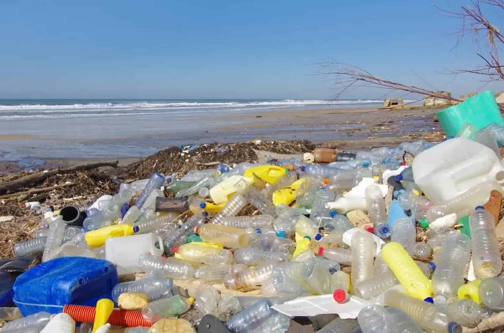 Mediterraneo, emergenza rifiuti: è un mare di plastica