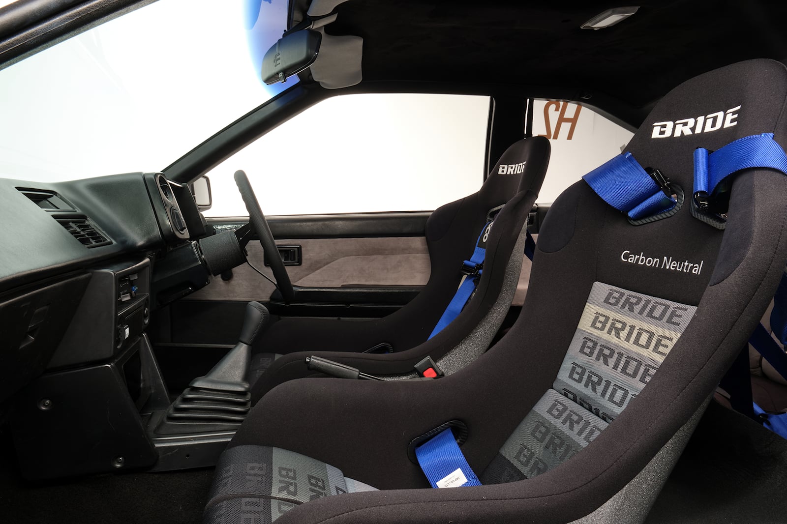 Gli interni della Toyota AE86 ad idrogeno (senza roll bar)