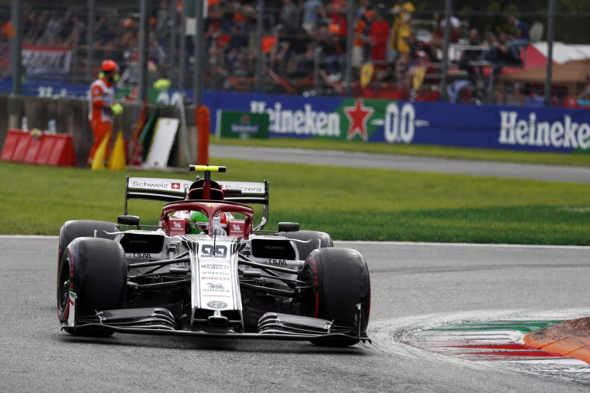 Antonio Giovinazzi alla guida della monoposto Alfa Romeo Racing 2019, classico esempio di vettura con sospensione push rod.