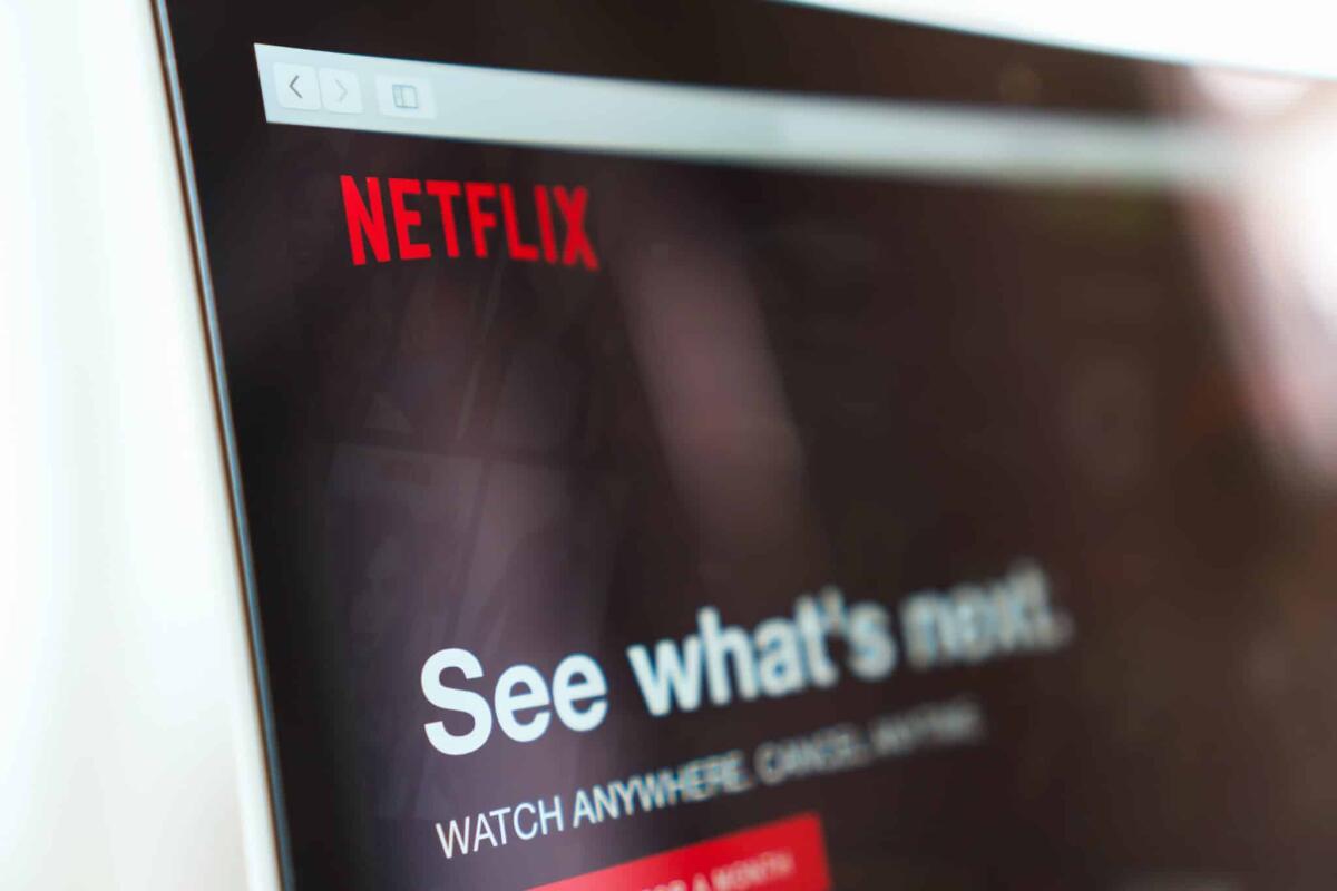 Account condivisi Netflix: da marzo non si potrà più fare - BANGKOK ,THAILAND - May 28, 2017 : Close up Netflix app icon on Laptop screen. Netflix is an international leading subscription service for watching TV episodes and movies.