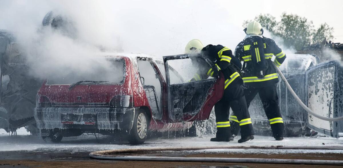 Porsche: online il brevetto di un display esterno che dà informazioni ai soccorritori in caso di incendio della batteria - Porsche: ecco il brevetto di un display esterno che dà informazioni ai soccorritori in caso di incendio della batteria