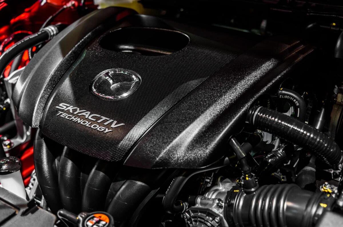 Mazda: nuovo brevetto che combina lo Skyactiv-X con l'aggiunta di seconda candela e precamera - Mazda: nuovo brevetto che combina lo Skyactiv-X con la precamera e seconda candela