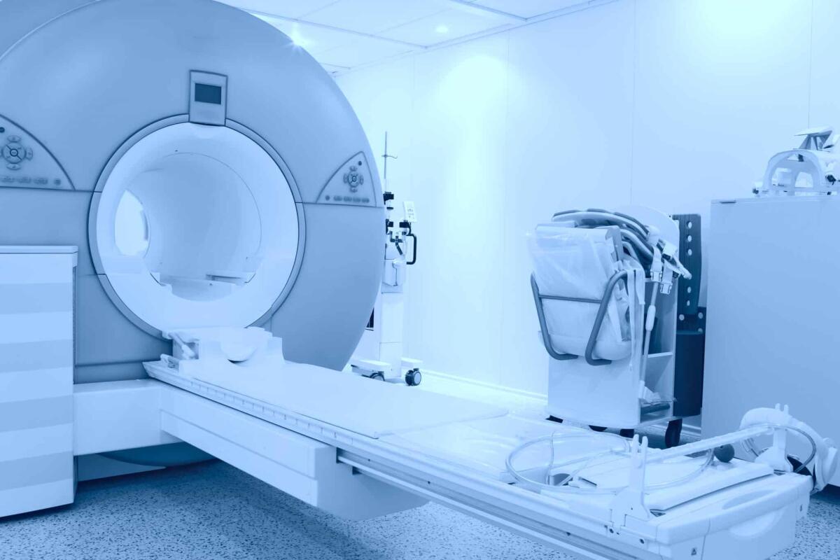 Rmn: cos'è, a che serve, preparazione costi - room with MRI machine.