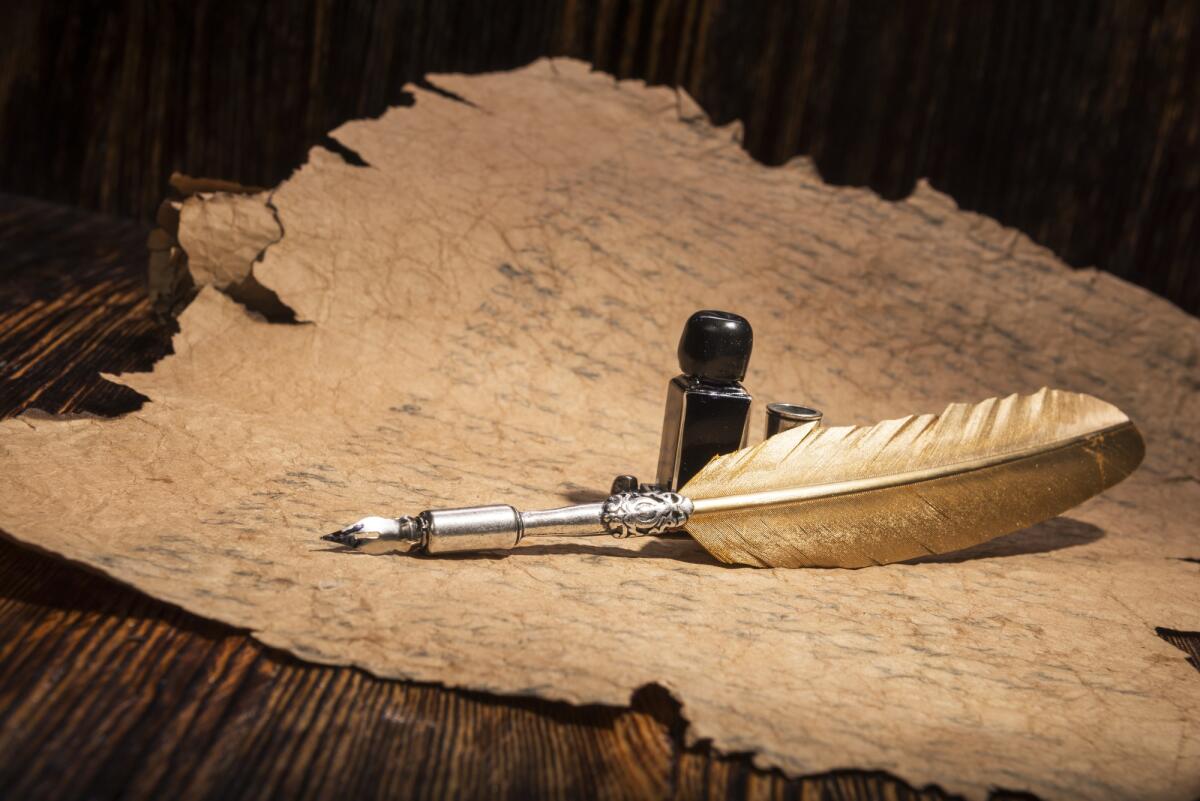 Mary Stuart: decifrate le antiche lettere scritte durante la prigionia - Vintage golden pen and ancient manuscripts