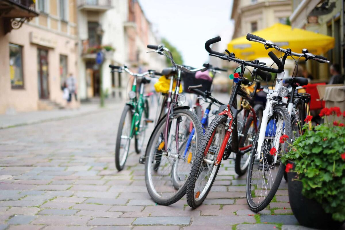 Bicicletta: tipologie, vantaggi e consigli per l’acquisto - Row of parked colorful bikes on a street