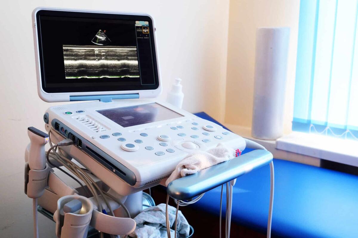 Ultrasuoni ed ecografia: cos’è, differenze con l’Eco-Color-Doppler - Interior of hospital room with ultrasound machine
