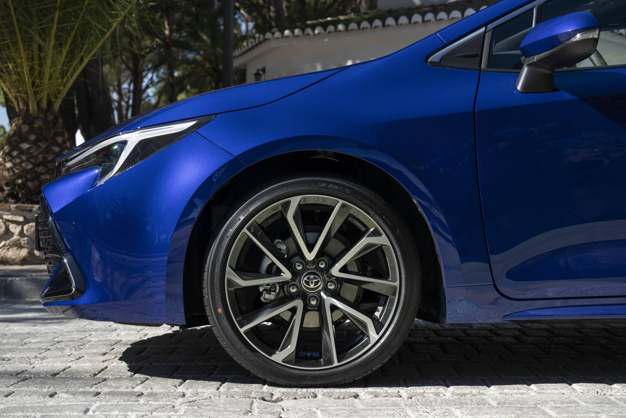 Toyota Corolla e Corolla Touring 2023: scheda tecnica, caratteristiche, prezzi e motorizzazioni