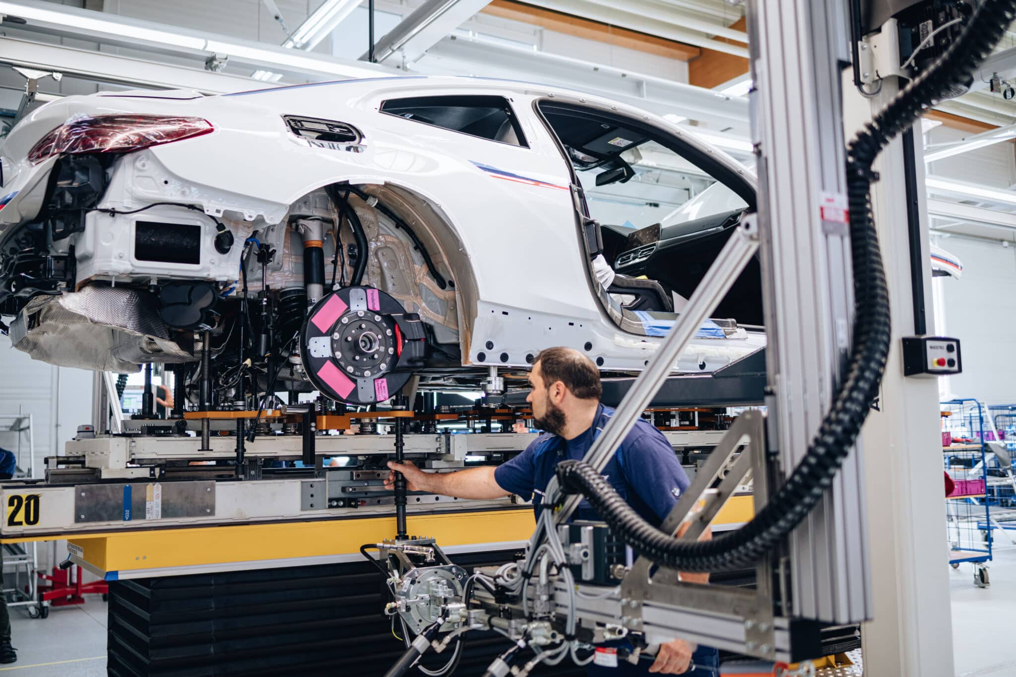 BMW 3.0 CSL: il processo di produzione nel dettaglio e la verniciatura