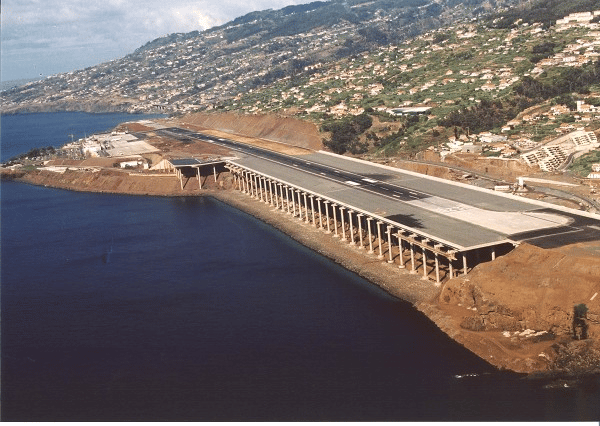 L’attuale runway del Madeira International Airport. Credits: Structurae