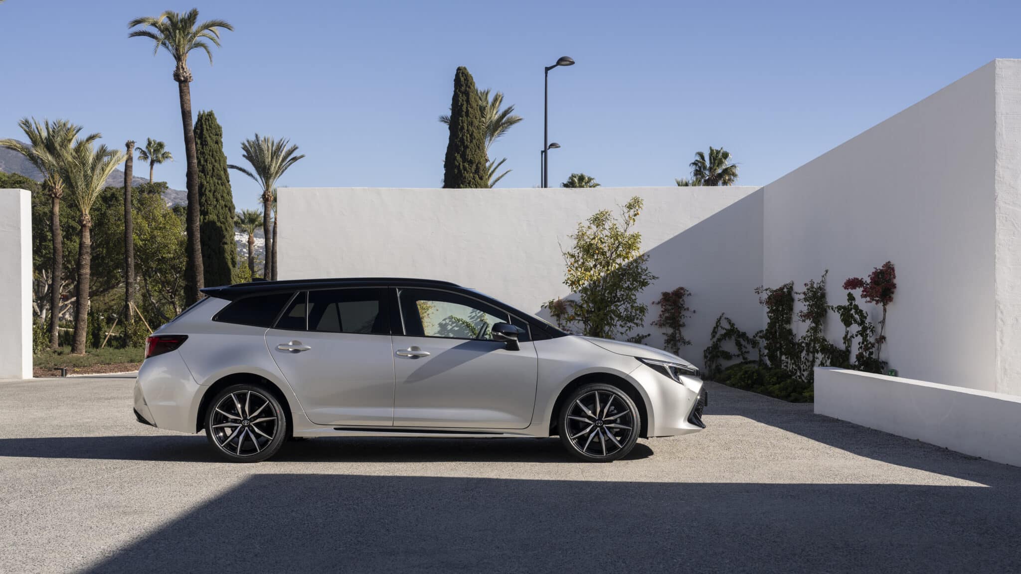 Toyota Corolla e Corolla Touring 2023: scheda tecnica, caratteristiche, prezzi e motorizzazioni
