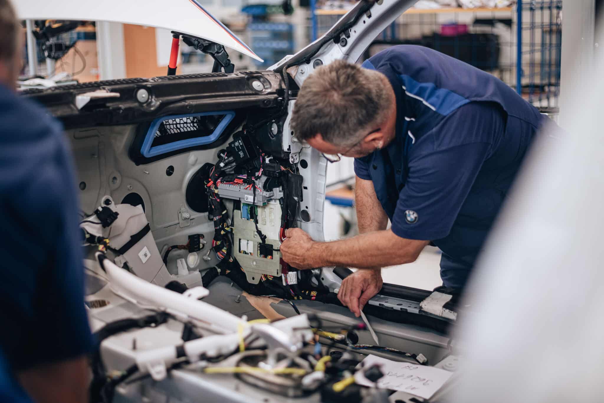 BMW 3.0 CSL: il processo di produzione nel dettaglio e la verniciatura