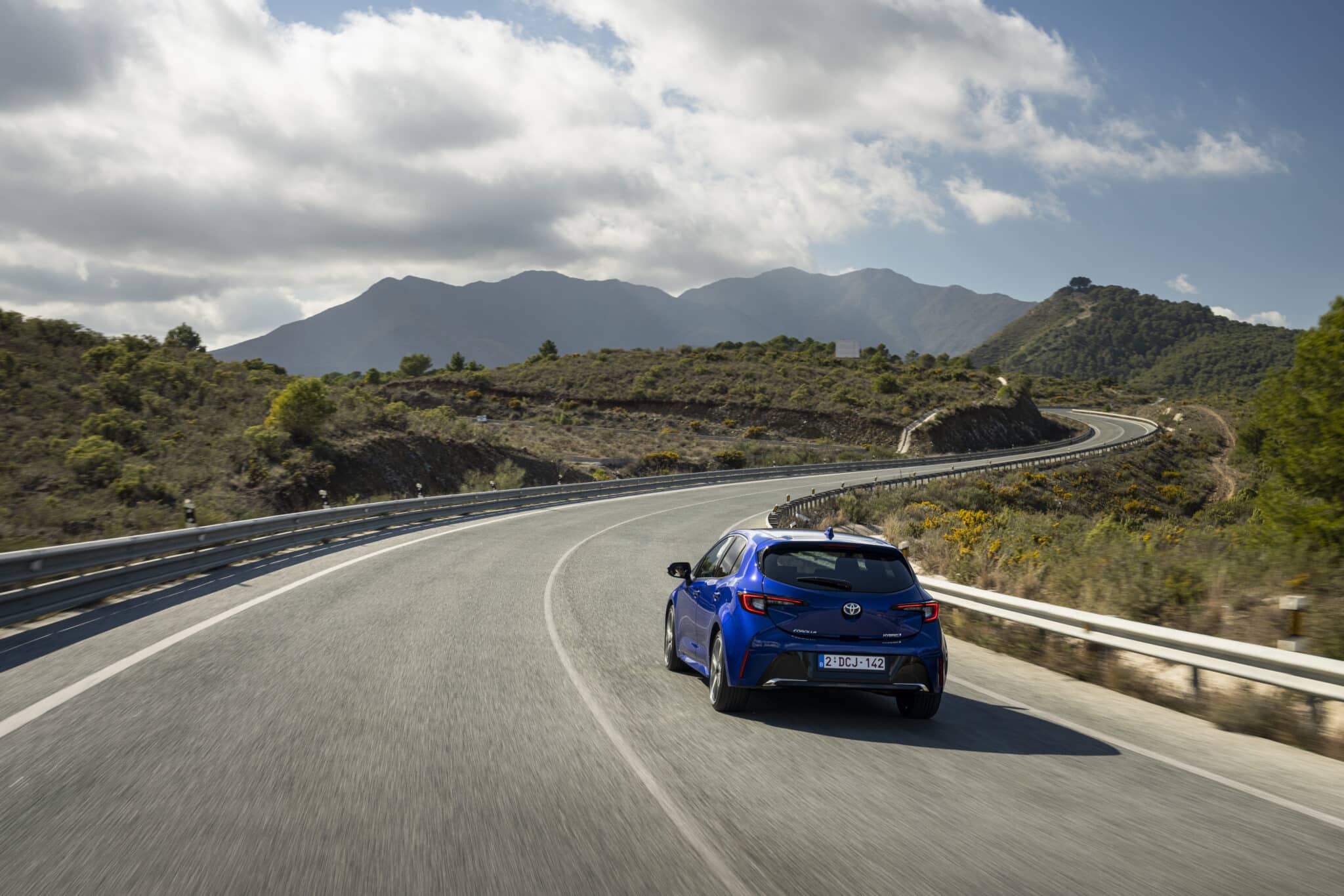 Toyota Corolla e Corolla Touring 2023: scheda tecnica, caratteristiche, prezzi e motorizzazioni