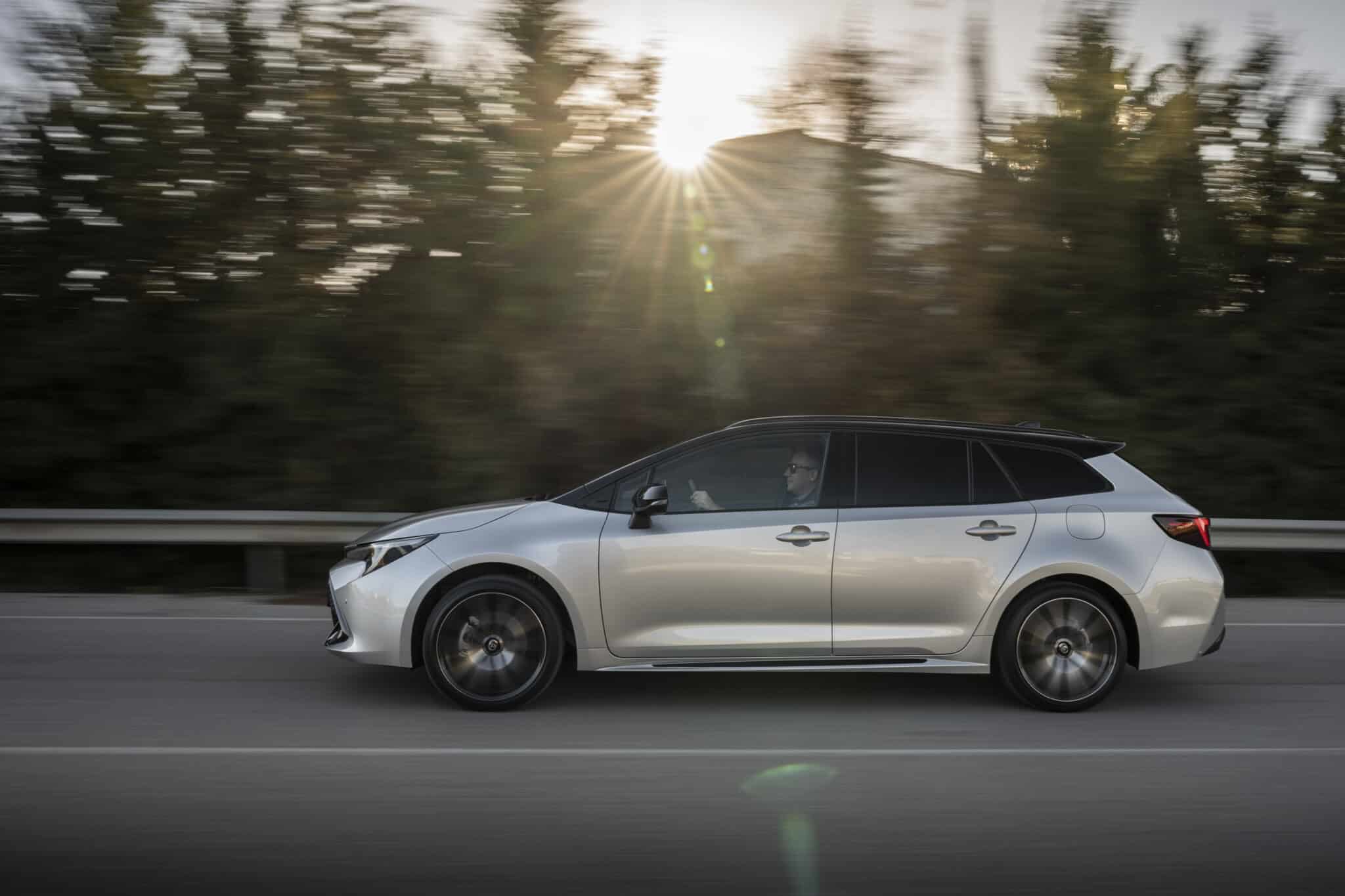 Toyota Corolla e Corolla Touring 2023: scheda tecnica, caratteristiche, prezzi e motorizzazioni